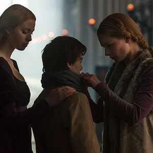 The White Queen, Rebecca Ferguson (L), Faye Marsay (R), 'Long Live the King', Season 1, Ep. #8, 10/05/2013, ©STARZ