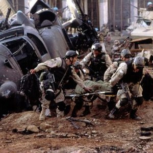 BLACK HAWK DOWN, Ty Burrell, Jeremy Piven (on stretcher), 2001
