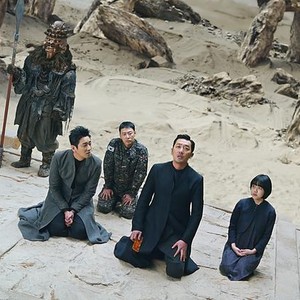 ALONG WITH THE GODS: THE LAST 49 DAYS, (AKA SINGWA HAMKKE: INGWA YEON), KNEELING FROM LEFT: JU JI-HOON, KIM DONG-WOOK, HA JUNG-WOO, KIM HYANG-GI, 2018. © WELL GO USA
