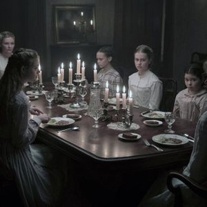 THE BEGUILED, FROM LEFT: EMMA HOWARD, KIRSTEN DUNST, ELLE FANNING, OONA LAURENCE, ANGOURIE RICE, ADDISON RIECKE, NICOLE KIDMAN, 2017. PH: BEN ROTHSTEIN/© FOCUS FEATURES