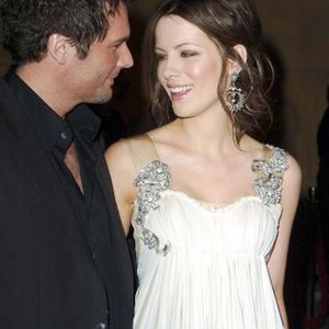 Len Wiseman, Kate Beckinsale (wearing an Alberta Ferretti gown) at arrivals for SNOW ANGELS Premiere, Egyptian Theatre, Los Angeles, CA, February 28, 2008. Photo by: Michael Germana/Everett Collection