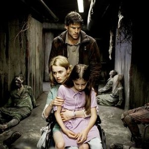 DARK FLOORS, (aka DARK FLOORS: THE LORDI MOTION PICTURE), center, from front, to back: Skye Bennett, as Sarah, Dominique McElligott, as Emily, Noah Huntley, as Ben, 2008. ©Ghosthouse Underground