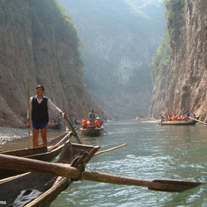 Tourists on sampans in the Lesser Three Gorges on the Yangtze river in UP THE YANGTZE, a film by Yung Chang, a Zeitgeist Films release. Photo: Jonathan Chang photo 3