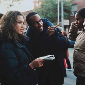(L to R) JESSICA ALBA, director BILLE WOODRUFF and JOY BRYANT on the set of the high-energy drama with music, Honey.