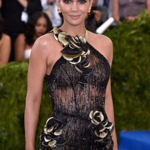 Halle Berry at arrivals for Rei Kawakubo & Comme des Garcons Costume Institute Gala - ARRIVALS 4, Metropolitan Museum of Art, New York, NY May 1, 2017. Photo By: Steven Ferdman/Everett Collection