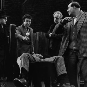THE LADYKILLERS, standing from left: Herbert Lom, Peter Sellers, Alec Guinness, Danny Green, Cecil Parker (legs), 1955, theladykillers1955-fsct09, Photo by:  (theladykillers1955-fsct09)