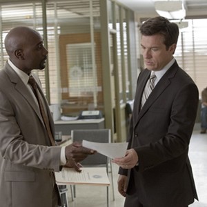(L-R) Morris Chestnut as Detective Reilly and Jason Bateman as Sandy Patterson in "Identity Thief." photo 8