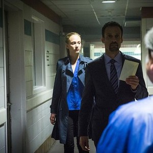 Zoo, Nora Arnezeder (L), Henri Lubatti (R), 'The Silence Of The Cicadas', Season 1, Ep. #3, 07/14/2015, ©KSITE