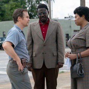 THE BEST OF ENEMIES, FROM LEFT: SAM ROCKWELL AS CLAIBORNE PAUL ELLIS, BABOU CEESAY, TARAJI P. HENSON AS ANN ATWATER, 2019. PH: ANNETTE BROWN/© STXFILMS