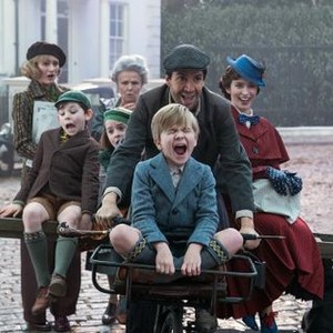 MARY POPPINS RETURNS, L-R: EMILY MORTIMER, NATHANEL SALEH, PIXIE DAVIES, JULIE WALTERS, LIN-MANUEL MIRANDA, FRONT: JOEL DAWSON, EMILY BLUNT, AS MARY POPPINS, 2018. PH: JAY MAIDMENT/© WALT DISNEY STUDIOS MOTION PICTURES