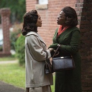 (L-R) Carmen Ejogo as Coretta Scott King and Lorraine Toussaint as Amelia Boynton in "Selma." photo 15