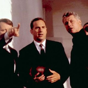 THIRTEEN DAYS, Steven Culp as Robert F. Kennedy, Kevin Costner, director Roger Donaldson, on set, 2000. (c)New Line Cinema