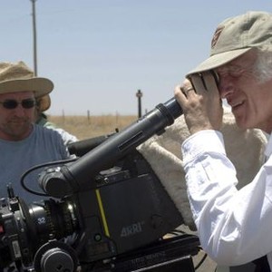 NO COUNTRY FOR OLD MEN, cinematographer Roger Deakins looking into the camera on set, 2007, © Miramax