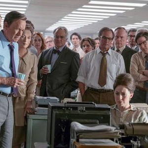 THE POST, FROM LEFT, DAVID CROSS, TRACY LETTS, TOM HANKS, MERYL STREEP, BRADLEY WHITFORD, PHILIP CASNOFF, BRENT LANGDON, CARRIE COON, 2017. PH: NIKO TAVERNISE. TM AND COPYRIGHT ©20TH CENTURY FOX FILM CORP. ALL RIGHTS RESERVED
