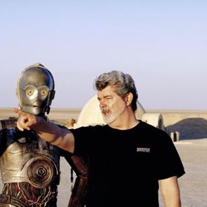 STAR WARS: EPISODE II-ATTACK OF THE CLONES, from left: Anthony Daniels as C-3PO, director George Lucas, on set, 2002. TM and ©copyright Twentieth Century-Fox Film Corporation. All rights reserved