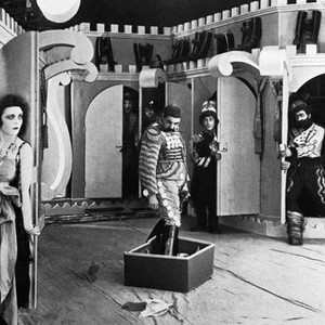 THE WILDCAT, (aka DIE BERGKATZE), Pola Negri (left), Victor Janson (center, standing in box), 1921