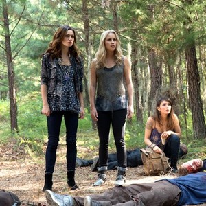 The Originals, Phoebe Tonkin (L), Claire Holt (C), Daniella Pineda (R), 'Sinners and Saints', Season 1, Ep. #5, 10/29/2013, ©KSITE