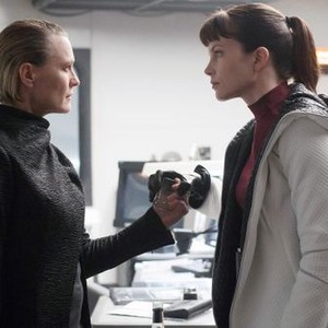 BLADE RUNNER 2049, FROM LEFT: ROBIN WRIGHT, SYLVIA HOEKS, 2017. PH: STEPHEN VAUGHAN/© WARNER BROS.