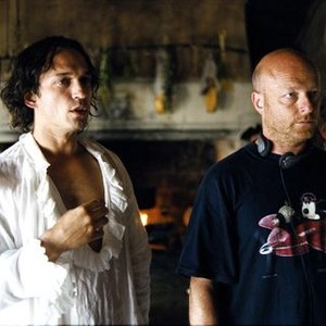 FANFAN LA TULIPE, Vincent Perez, director Gerard Krawczyk on the set, 2003