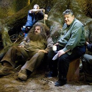 HARRY POTTER AND THE ORDER OF THE PHOENIX, Robbie Coltrane (second from right), on set, 2007. Ph: Murray Close/©Warner Bros.