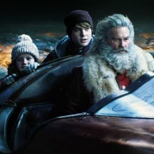 THE CHRISTMAS CHRONICLES, FROM LEFT: DARBY CAMP, JUDAH LEWIS, KURT RUSSELL AS SANTA CLAUS, 2018. PH MICHAEL GIBSON/© NETFLIX