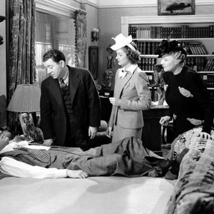 I LOVE YOU AGAIN, William Powell (in bed), standing from left: Frank McHugh, Myrna Loy, Nella Walker, 1940