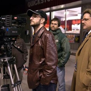 THE INFORMANT!, director Steven Soderbergh (wearing hat), Matt Damon (far right), on set, 2009. Ph: Claudette Barius/©Warner Bros.