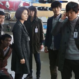 THE TARGET, (aka PYOJEOK), RYU Seung-ryong (kneeling), KIM Seong-ryeong (left of center), YOO Joon-Sang (right of center), LEE Jin-wook (right), 2014. ©Lionsgate Home Entertainment