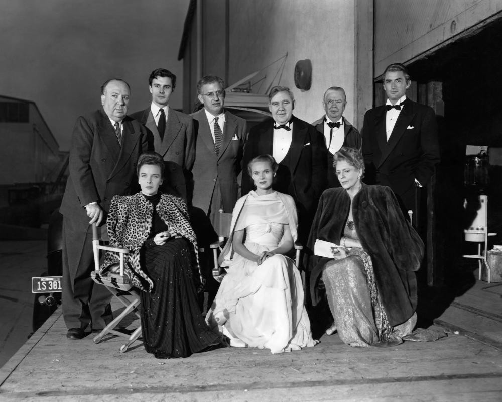 Back: Alfred Hitchcock, Louis Jordan, David O. Selznick, Charles Laughton, Charles Coburn, Gregory Peck. Front: Joan Tetzel, Ann Todd, Ethel Barrymore on the set of The Paradine Case (1947)