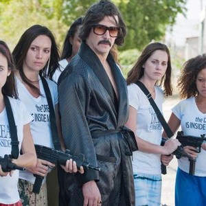 THE BAD BATCH, IRENE GUINDAL (LEFT), KEANU REEVES (CENTER), ASHLEIGH BILLER (RIGHT OF CENTER), DALAURA PATTON (RIGHT), 2016./© NEON