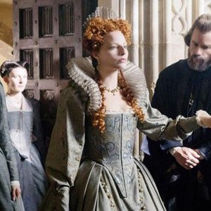 MARY QUEEN OF SCOTS, FROM LEFT: GEMMA CHAN AS BESS OF HARDWICK, GRACE MOLONY AS DOROTHY STAFFORD, MARGOT ROBBIE AS QUEEN ELIZABETH I, GUY PEARCE AS WILLIAM CECIL , 2018. PH: LIAM DANIEL. © FOCUS FEATURES