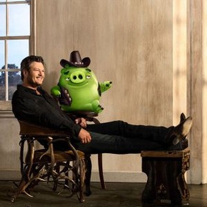 THE ANGRY BIRDS MOVIE, Blake Shelton with character 'Earl' he voices in film, 2016. ©Sony Pictures