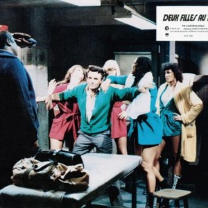ALL THE MARBLES, (aka DEUX FILLES AU TAPIS), John Hancock (back to camera), Peter Falk (arms outstretched), rear from left: Vicki Frederick, Laurene Landon, Ursaline Bryant, Tracy Reed, 1981, © MGM