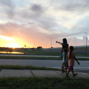 THE FLORIDA PROJECT, FROM LEFT: BRIA VINAITE, BROOKLYNN PRINCE, VALERIA COTTO, 2017. PH: MARC SCHMIDT/©A24