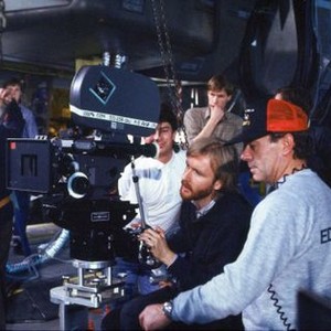 ALIENS, DIRECTOR JAMES CAMERON (BEARD), ON SET, 1986, TM AND COPYRIGHT © 20TH CENTURY-FOX FILM CORP. ALL RIGHTS RESERVED.