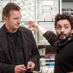 NON-STOP, from left: Liam Neeson, director Jaume Collet-Serra, on set, 2014. ph: Myles Aronowitz/©Universal