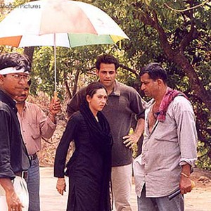 Karisma Kapoor, Bikram Saluja and the unit of 'Fiza' photo 7