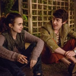 TO THE BONE, FROM LEFT: LILY COLLINS, ALEX SHARP, 2017. PH: GILLES MINGASSON/© NETFLIX