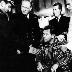 THE KEY, Bernard Lee (second left), WIlliam Holden (sitting), 1958