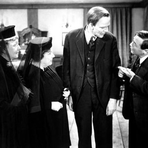ARSENIC AND OLD LACE, from left: Jean Adair, Josephine Hull, Raymond Massey, Peter Lorre, 1944