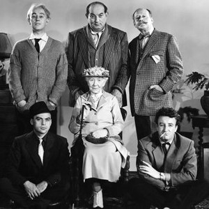 THE LADYKILLERS, front from left: Herbert Lom, Katie Johnson, Peter Sellers, rear from left: Alec Guinness, Danny Green, Cecil Parker, 1955, theladykillers1955-fsct12, Photo by:  (theladykillers1955-fsct12)