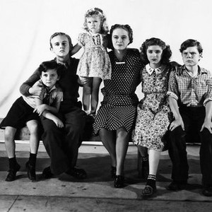 FIVE LITTLE PEPPERS AND HOW THEY GREW, from left, Bobby Larson, Charles Peck, Dorothy Ann Seese, Dorothy Peterson, Edith Fellows, Tommy Bond, 1939