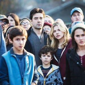 THE 5TH WAVE, (aka THE FIFTH WAVE), Ron Livingston (back, center), Chloe Grace Moretz (right of center), Zackary Arthur (front center), 2016. ph: Chuck Zlotnick/©Columbia Pictures