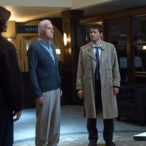 Supernatural, from left: Jared Padalecki, Mike Farrell, Misha Collins, Jensen Ackles, 'Hunteri Heroici', Season 8, Ep. #8, 11/28/2012, ©KSITE