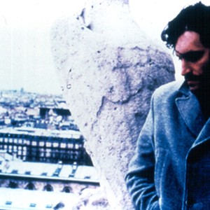 On honeymoon in Paris, Shane (Vincent Gallo) escapes the confines of his hotel room. photo 16