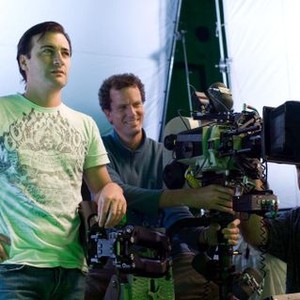 THE UGLY TRUTH, director Robert Luketic (far left), on set, 2009. Ph: Saeed Adyani/©Columbia Pictures