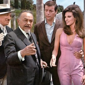 THE BIGGEST BUNDLE OF THEM ALL, from left: Vittorio De Sica, Edward G. Robinson, Robert Wagner, Raquel Welch, 1968