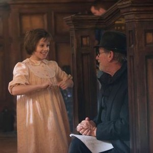 THE BFG, from left: Ruby Barnhill, director Steven Spielberg, on set, 2016. ph: Doane Gregory/© Walt Disney Studios Motion Pictures