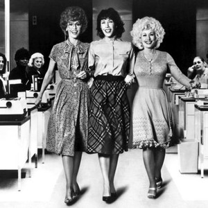 NINE TO FIVE, (aka 9 TO 5), standing from left: Jane Fona, Lily Tomlin, Dolly Parton, 1980, TM & Copyright © 20th Century Fox Film Corp.