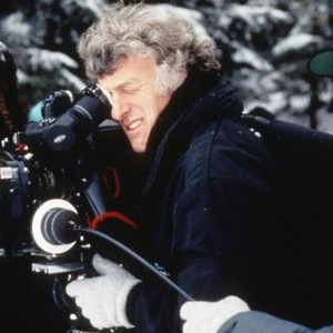 FARGO, director Joel Coen (left), cinematographer Roger Deakins (looking through viewfinder) on set, 1996, (c) Gramercy Pictures